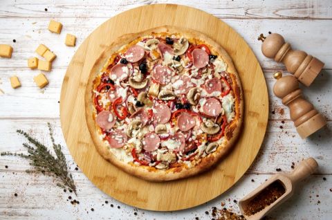 Пицца с грибами и копчеными колбасами