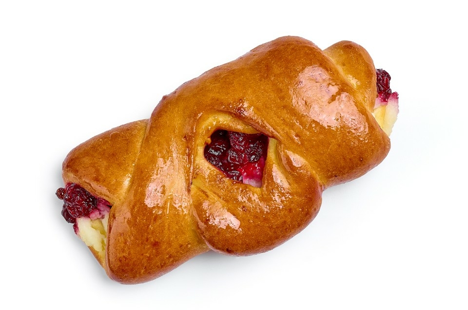 Булочка с брусникой и творогом