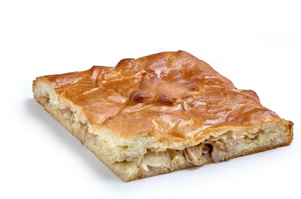 Пирог со свежей капустой и грибами