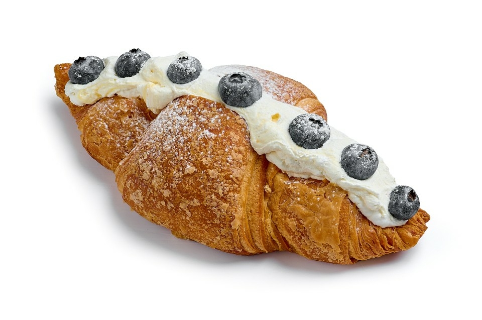 Круассан со свежей черникой