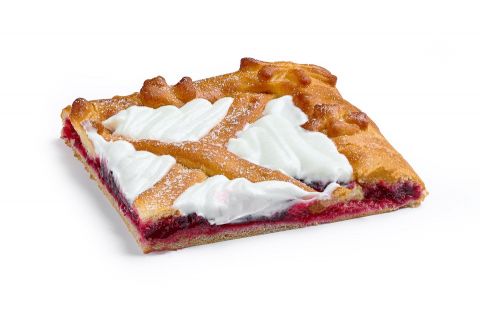 Пирог с брусникой и сметаной