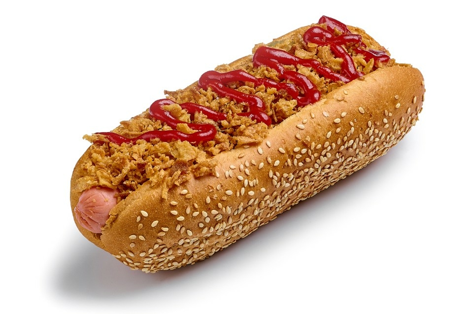 Хот-дог с томатами и жаренным луком