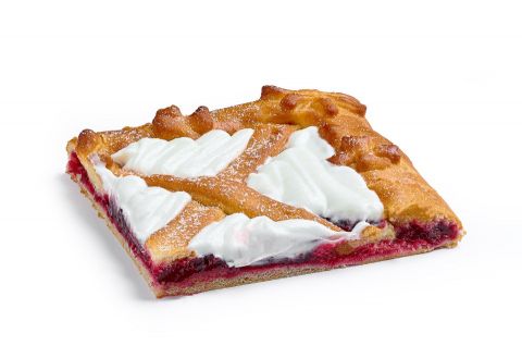 Пирог с вишней, клубникой и сметаной